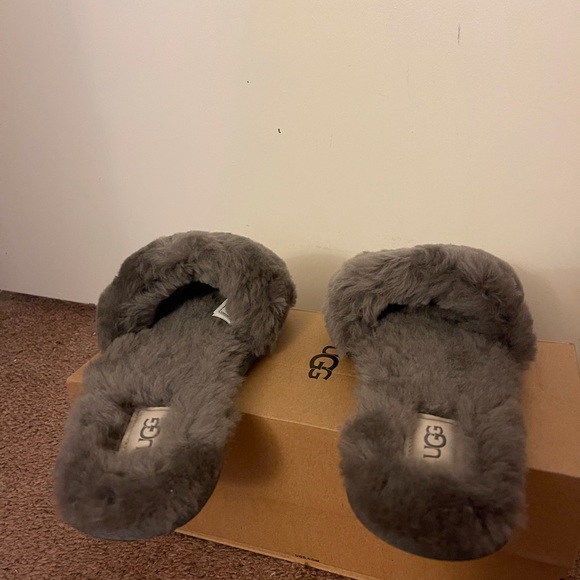 NIB UGG Fluff Slide Slippers / Women size 6 - Picture 2 of 4